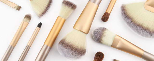 美国7月服务业持续扩张 就业与通胀压力引发担忧