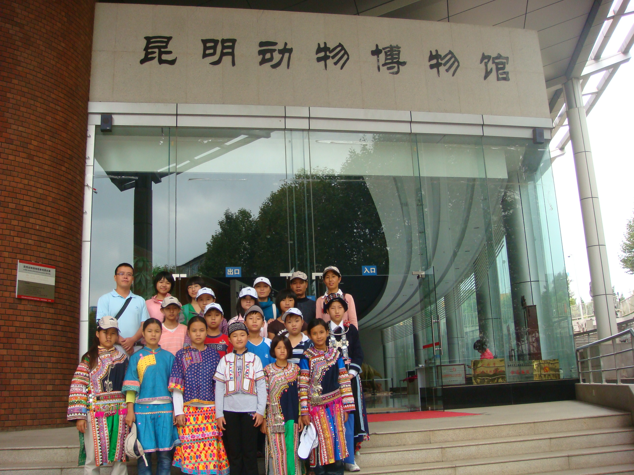 伦敦希思罗机场一航站楼疑现危险物质被关闭