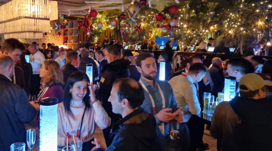 雷朋Meta智能眼镜销售激增 助力依视路陆逊梯卡上半年销售额突破140亿欧元